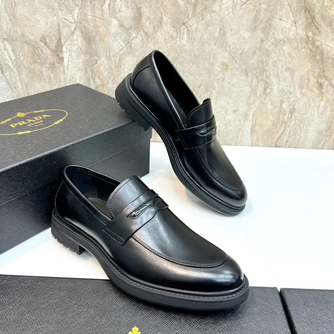 Original order quality: P580 Brand: PRADA (Prada) Standard code: Men's size 38/44 (45 can be customized) Grade: Same style as the official website High-quality men's shoes Material: Original cowhide Water-dyed cowhide lining Rubber outsole Style categories: Men's fashionable formal leather shoes Slip-on men's shoes series Young fashion European and American trends British style Top luxury Color: Actual picture